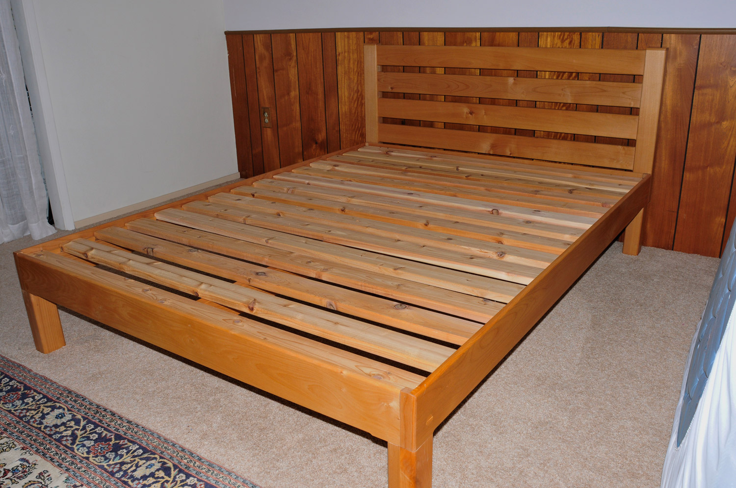 Alder queen w/ horizontal-slat headboard