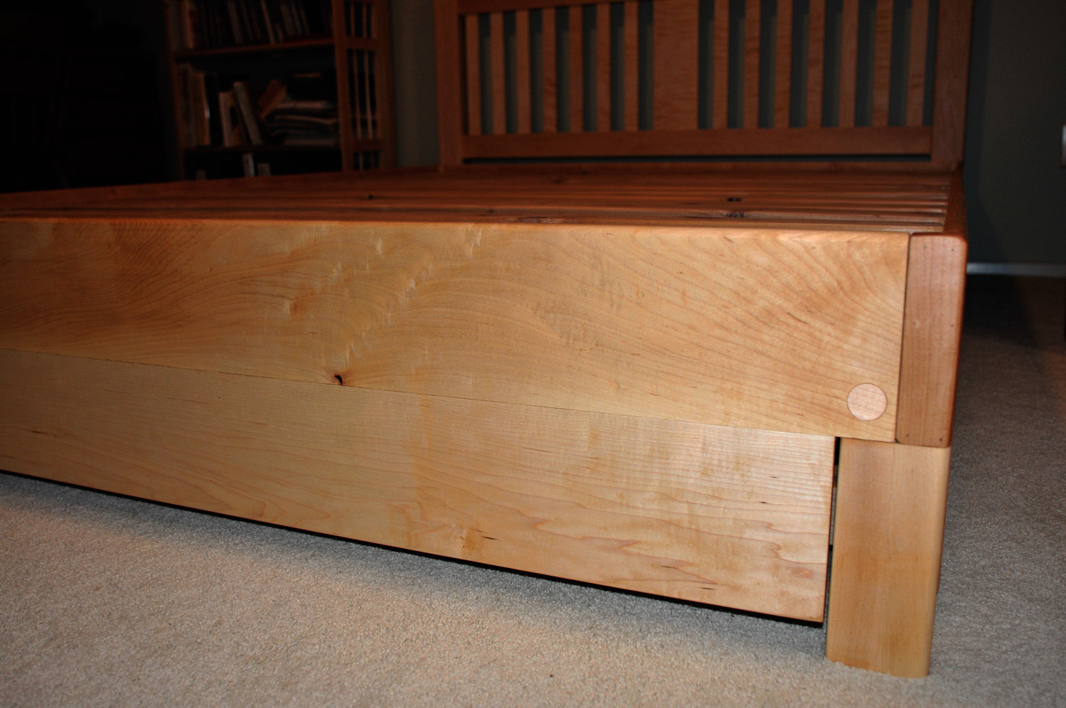 Maple queen w/ vertical-slat headboard w/ curly maple slats